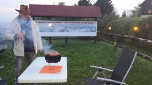 Grill na tle panoramy Karkonoszy