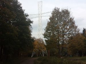 Krzyż widoczny od strony wieży