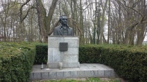 Pomnik Wybickiego przy palacu w Brodnicy