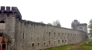 Zamek Bobrów - mury zewnętrzne
